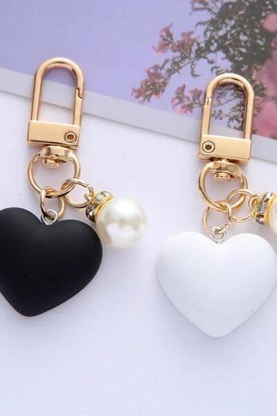 Porte-clés coeur conviviale ré noir blanc avec perles